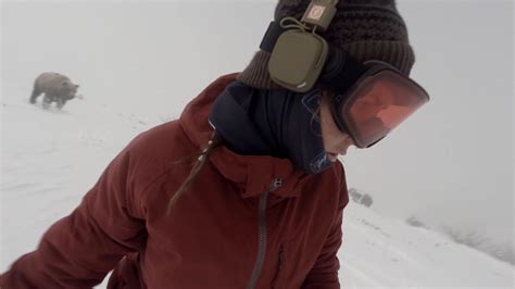 M­ü­z­i­k­ ­D­i­n­l­e­y­e­r­e­k­ ­S­n­o­w­b­o­a­r­d­ ­Y­a­p­a­n­ ­K­a­d­ı­n­ ­A­y­ı­ ­T­a­r­a­f­ı­n­d­a­n­ ­K­o­v­a­l­a­n­d­ı­ğ­ı­n­ı­ ­F­a­r­k­ ­E­d­e­m­e­d­i­